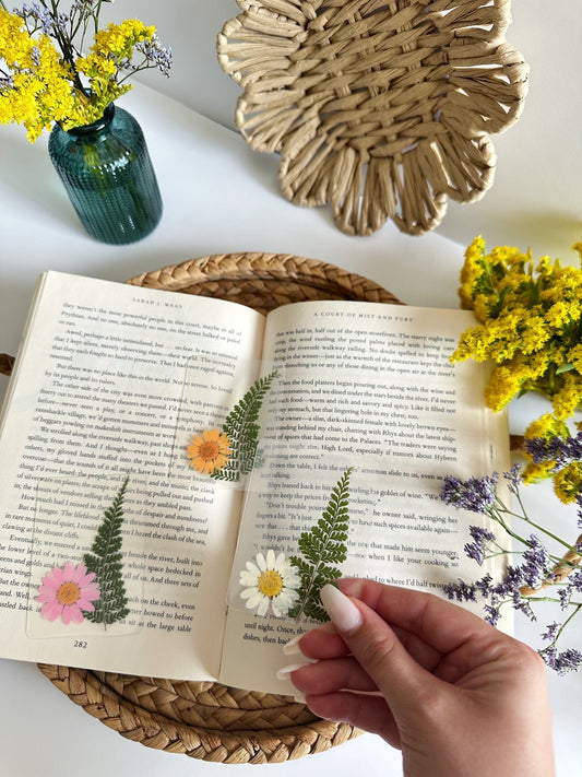 mini daisy bookmark