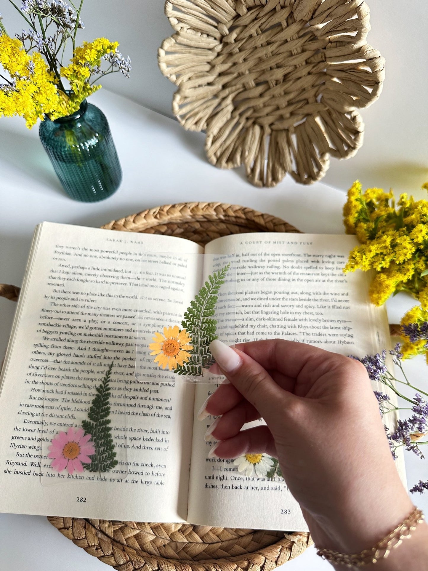 mini daisy bookmark