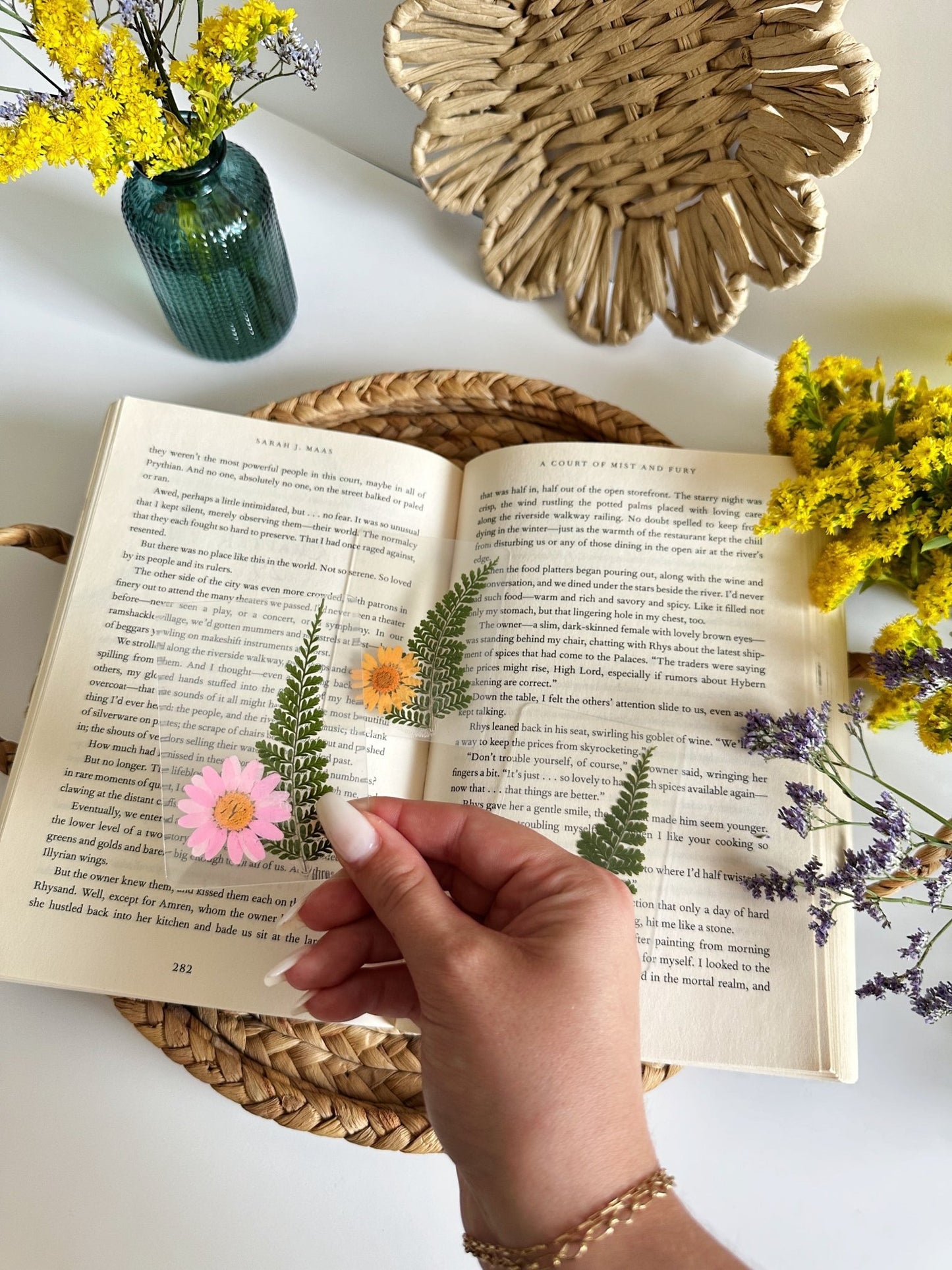 mini daisy bookmark