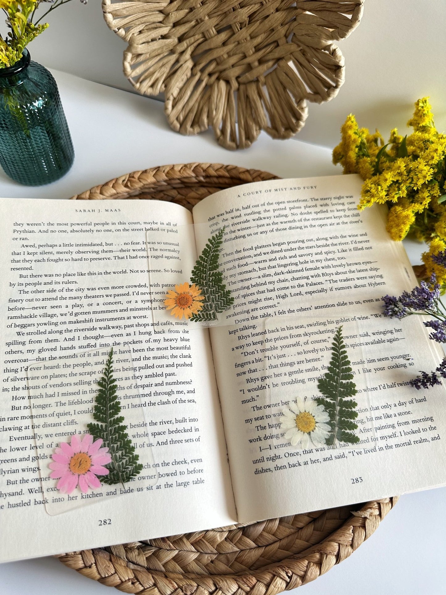 mini daisy bookmark